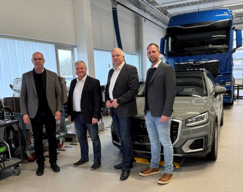 Auf dem Bild zu sehen  (v.l.n.r.): Andreas Tröger, Obermeister Kfz Innung Oberfranken, Uwe Schmidt, Geschäftsführer Kfz Innung Sachsen-West, Michael Schneider, Landesinnungsmeister Sachsen und Obermeister Kfz Innung Sachsen-West, Julian Grundhöfer, Geschäftsführer Kfz-Innung Oberfranken