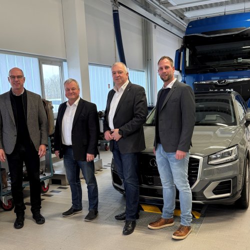 V.l.n.r.: Andreas Tröger, Obermeister Kfz Innung Oberfranken, Uwe Schmidt, Geschäftsführer Kfz Innung Sachsen-West, Michael Schneider, Landesinnungsmeister Sachsen und Obermeister Kfz Innung Sachsen-West, Julian Grundhöfer, Geschäftsführer Kfz-Innung Oberfranken